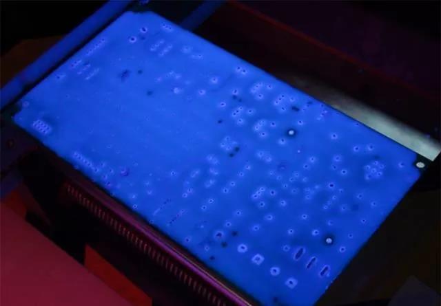 經(jīng)過涂覆工藝后的PCB，在紫光燈下的拍攝效果，原來coating也可以這么美！
