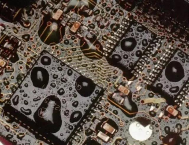 經(jīng)過涂覆工藝后的PCB，在表面形成透明的保護(hù)膜，能有效防止水珠和潮氣侵入，避免漏電和短路。